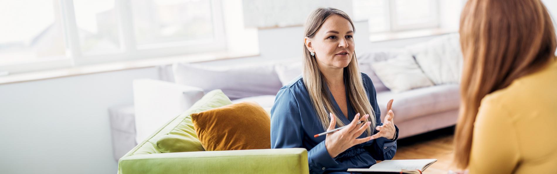 Zwei Frauen sitzen im Gespräch beisammen