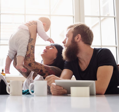 Paar mit Baby am Küchentisch