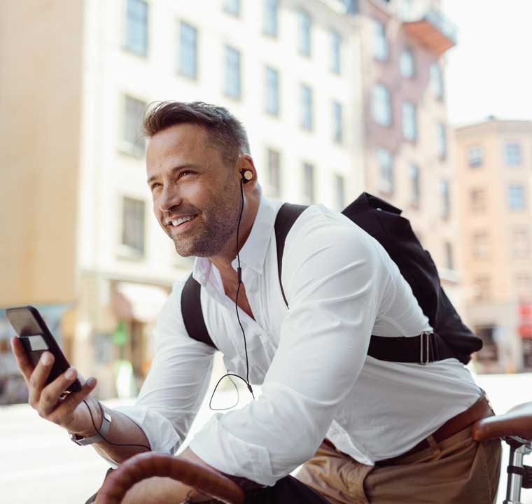 Mann mit Smartphone auf Rennrad